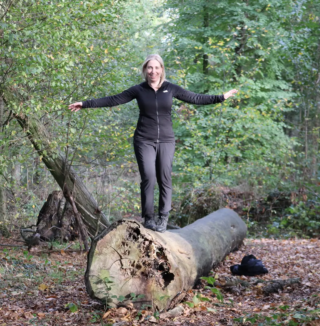 Lifecoach hilde bij rustgevende wandeling voor betere mindfulness in Aalter